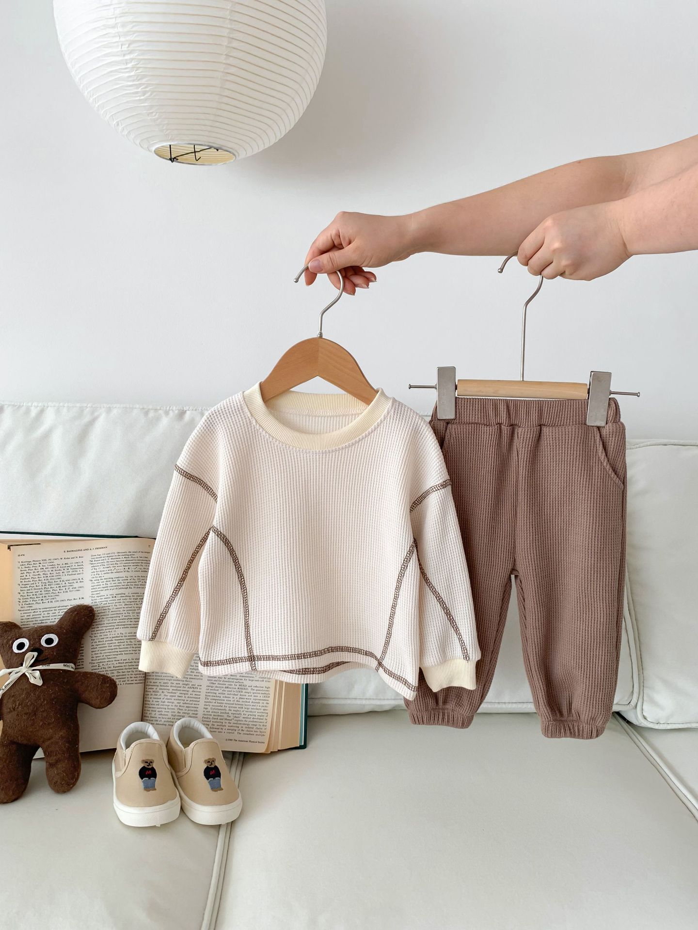 韓国版洋気子供服2023秋男女子供カジュアルゆったりワッフルセット長袖tシャツ赤ちゃんズボン