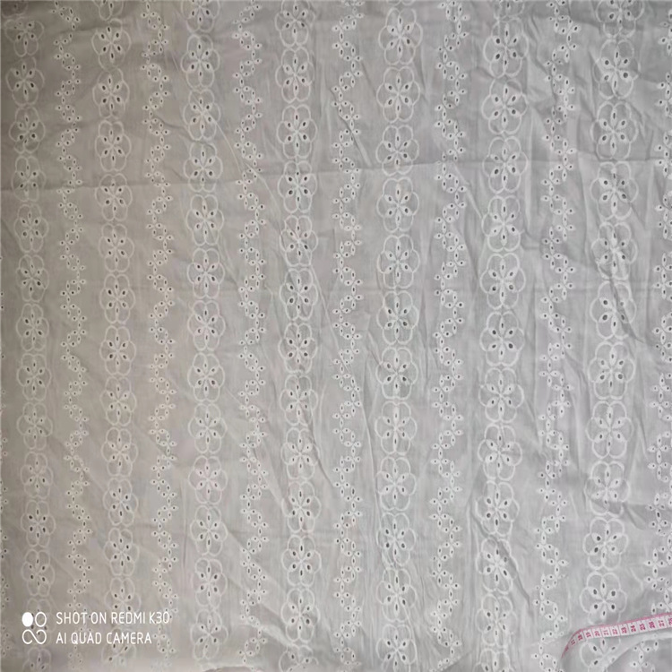 现货批发棉布刺绣全棉面料 厂家直销纯棉雕孔镂空蕾丝服装绣花布