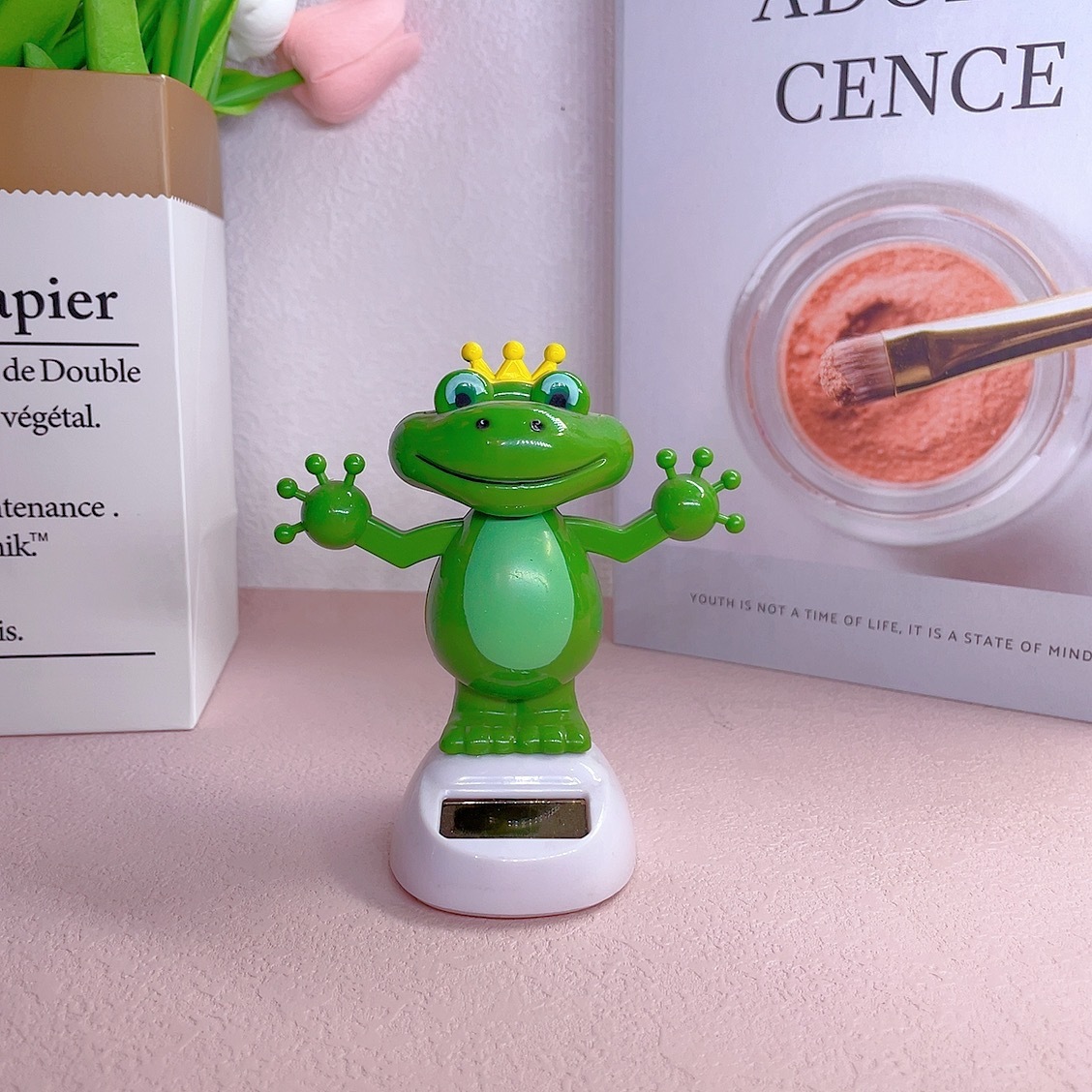 Cross-Border New Solar-Powered Frog Car Ornaments, Cartoon Doll Car Decorations, Interior Car Decorations