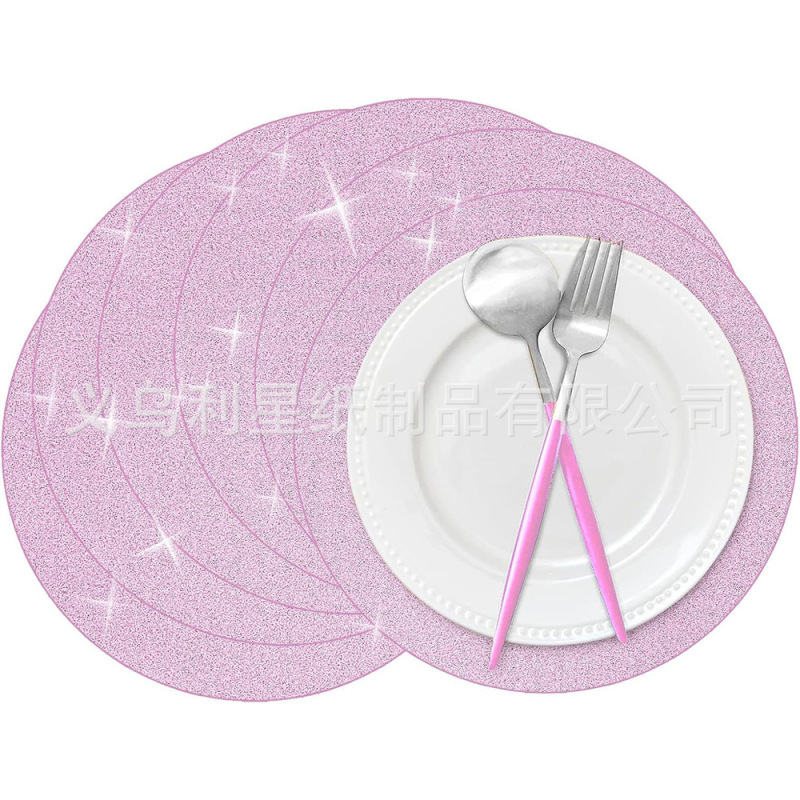 使い捨てのテーブルは食事のマットを敷きます。|undefined