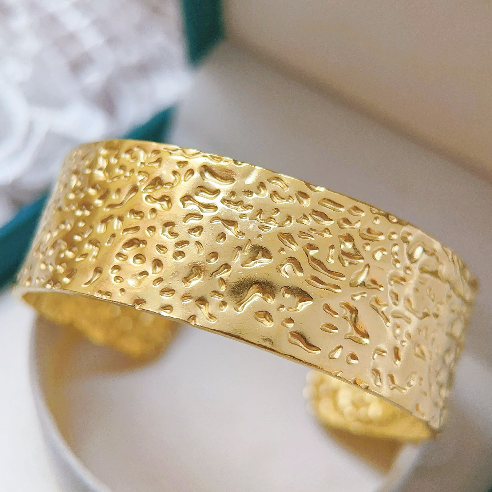 Europa y los Estados Unidos retro patrón irregular de geometría hueco pulsera de acero inoxidable pulsera de moda de moda personalidad pulsera de mujer