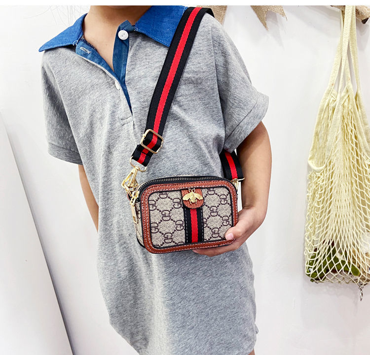The 2023 new style of children's bags: a cute and versatile crossbody bag for girls, a stylish single-shoulder bag for little girls, and a cute princess mini bag Application Scenario