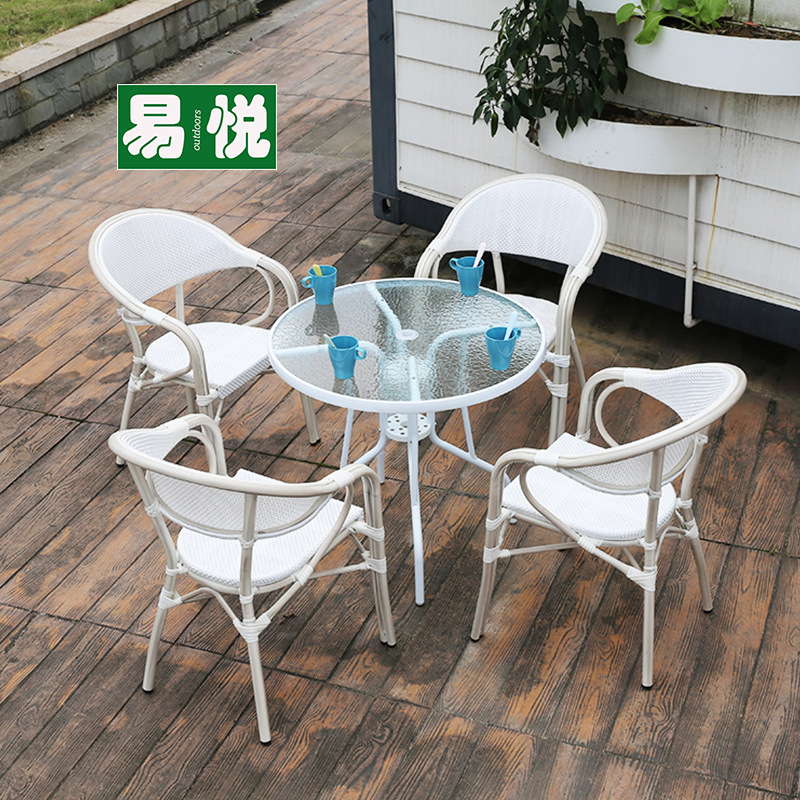 Tienda de té con leche Mesas y sillas al aire libre Sillas de mimbre de ocio de patio Juego de tres y cinco piezas Mesas y sillas exteriores de café Protector solar impermeable blanco