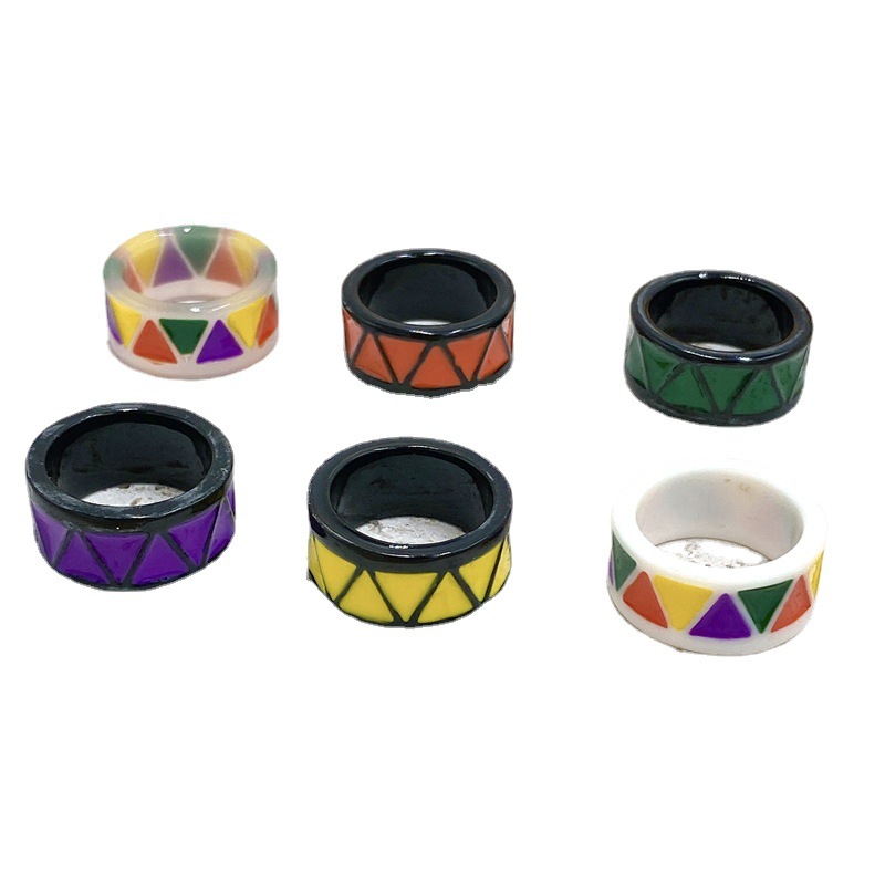 Nuevo diseño de moda de verano transfronterizo triángulo de viento color de goteo de resina acrílica anillo anillo