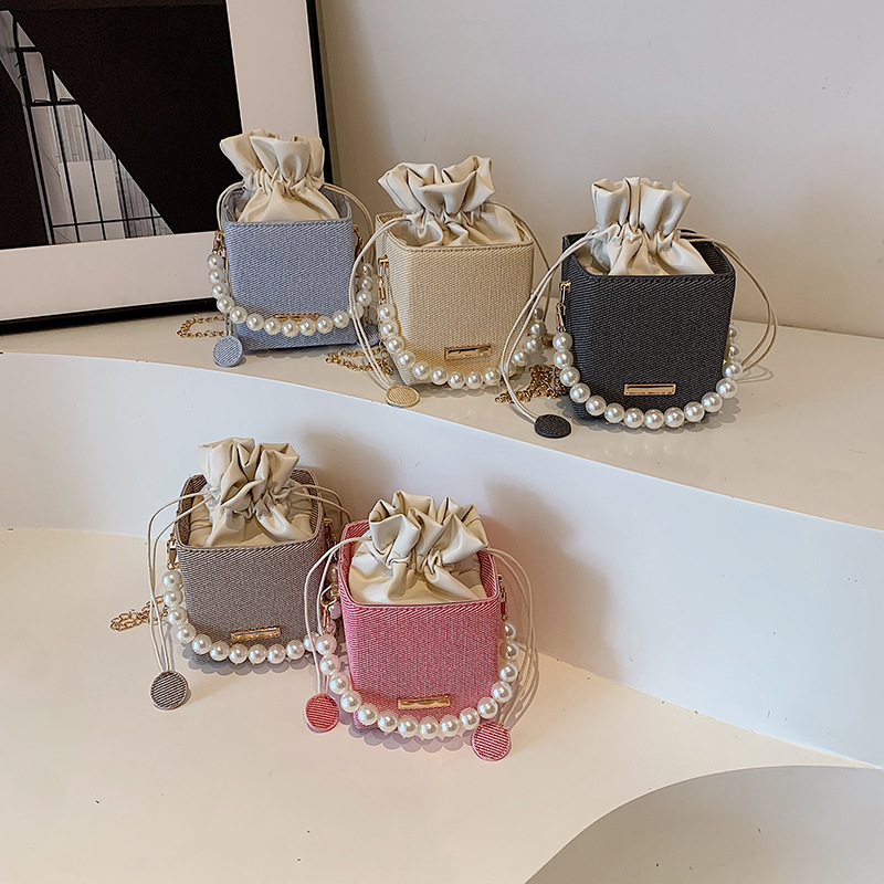 Pearl Handheld Textuur Grote Capaciteit Dames 2024 Zomer Nieuwe Stijl Elegante Persoonlijkheid Mode Ketting Crossbody Box Tas_voghion.com