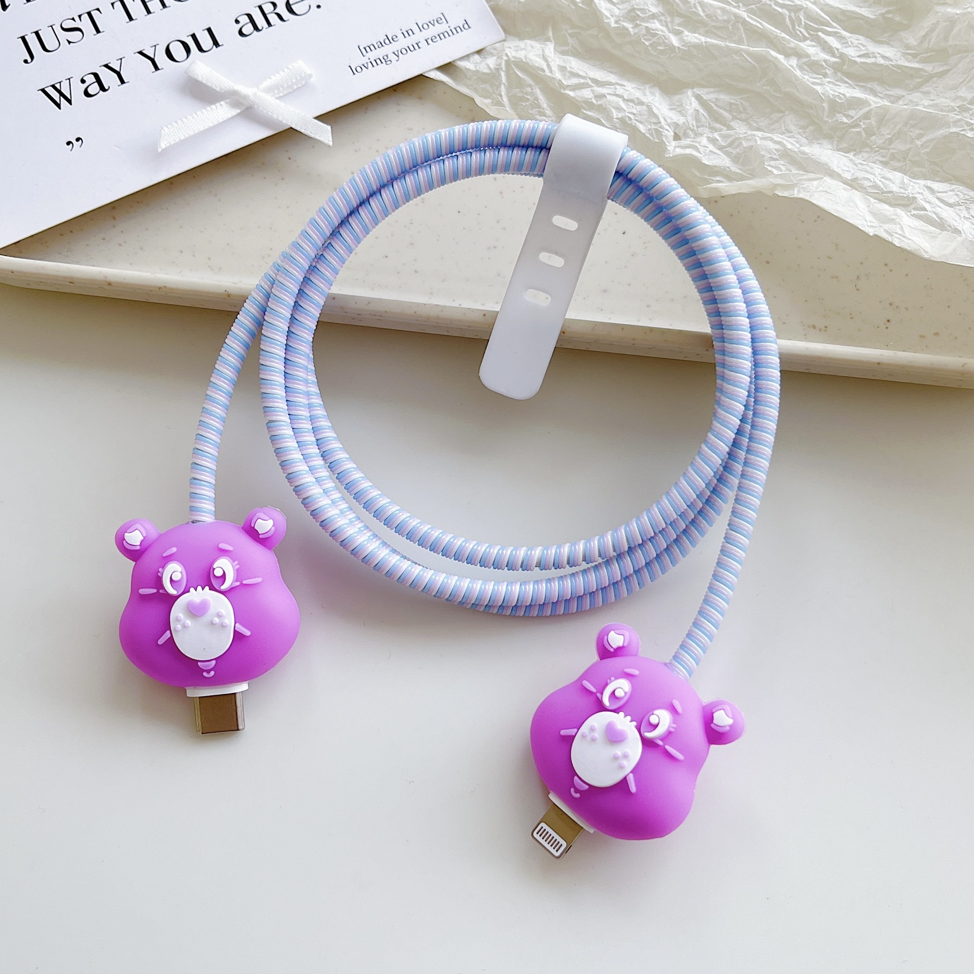 Amazon cartoon cable de datos cubierta adecuada para Apple Android cable de datos de carga rápida cuatro piezas en stock al por mayor