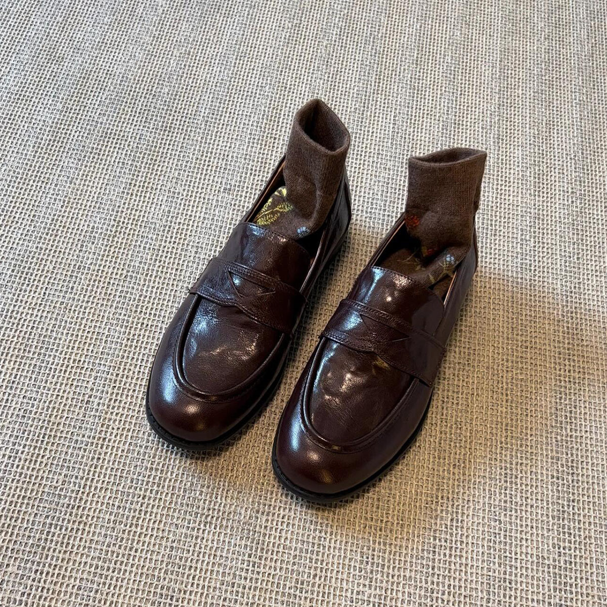 Versión de piel de oveja ~ Zapatos perezosos de un pie de cuero retro, zapatos planos de tacón grueso para mujer, zapatos de cuero pequeños de estilo británico, zapatos de música