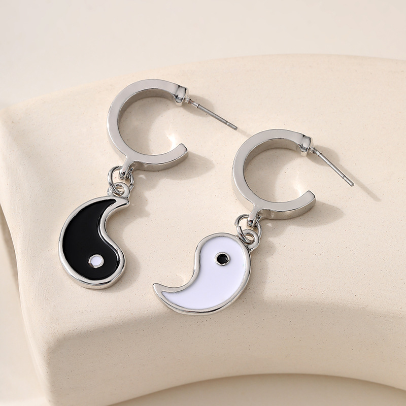 Amazon explosivo Yin Yang goteo de aceite blanco y negro Tai Chi para parejas colgante pulsera negro esmaltado blanco pino un par de pulseras transfronterizas