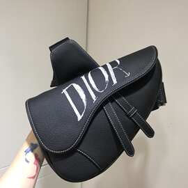 D奥26新款女士粒面牛皮翻盖开合牛皮革斜挎马鞍包胸包图片实拍