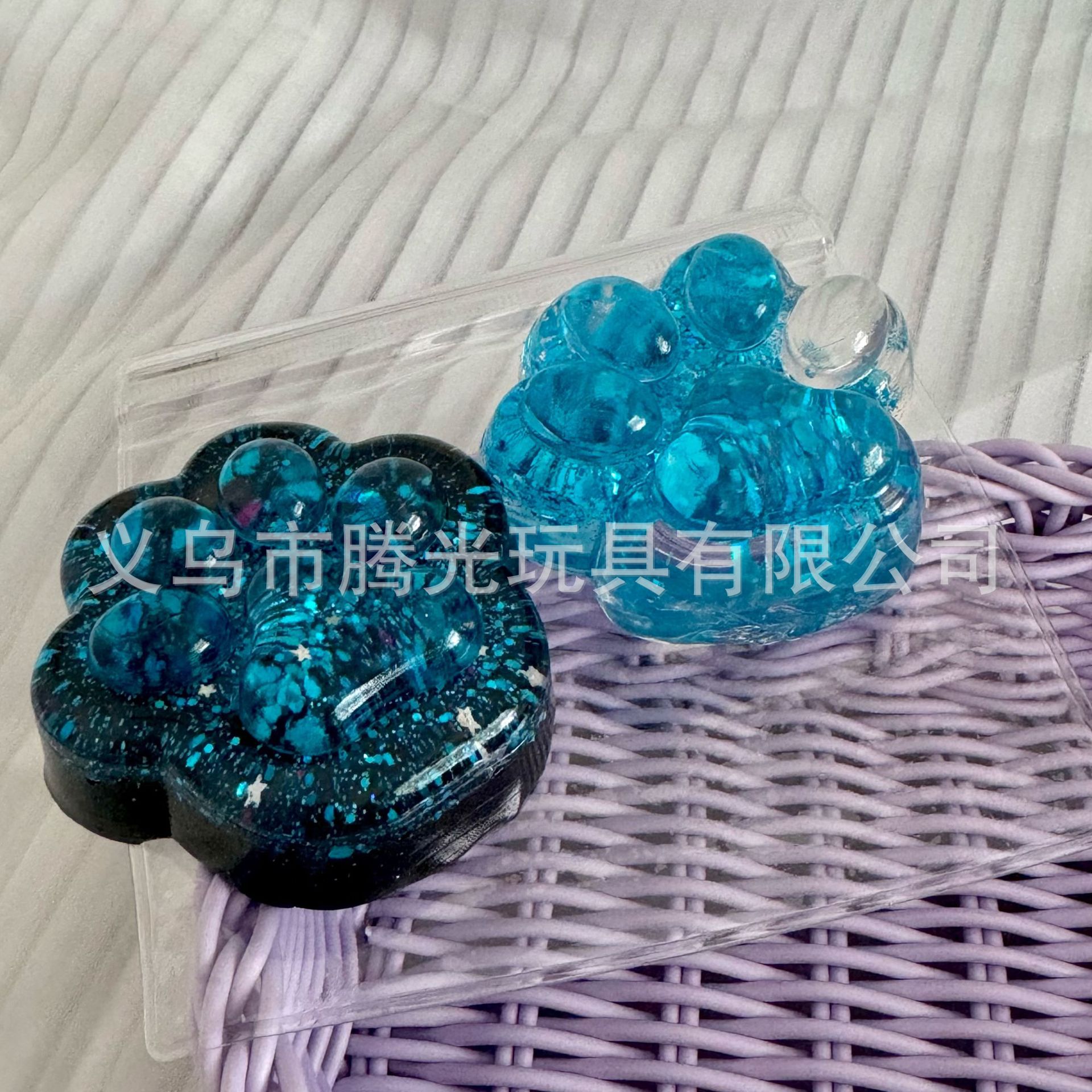 진한 파란색 고양이 발톱