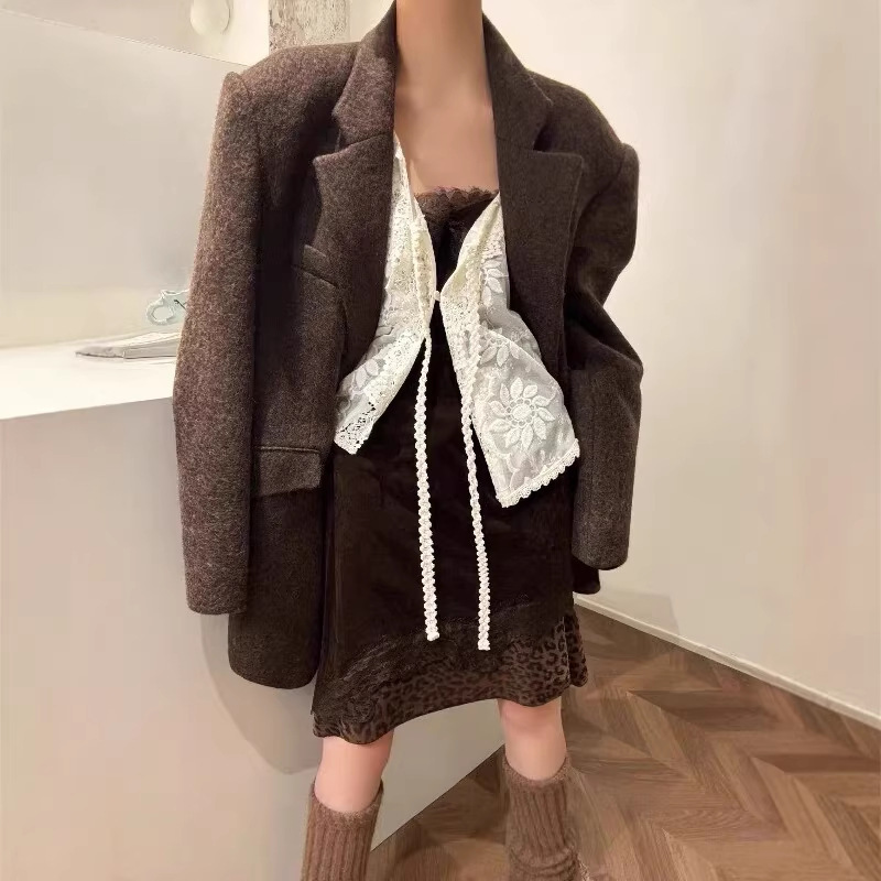 A Complete Set of Korean-Style Outfits for Autumn and Winter, Including a Rich Young Lady-Style Blazer, a Shirt Underneath, and a Fashionable and Unique Dress for Women