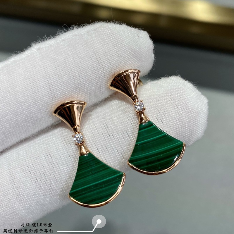 V ゴールド スカート シェイプ イヤリング レディース 18K ローズゴールドメッキ ダイヤモンドとマザーオブパール カーネリアン シェイプ イヤリング|undefined