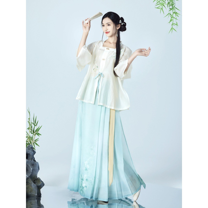 Real photos of a spring/summer style Ming Dynasty Hanfu women's Mamian skirt, everyday square neck short-sleeved Han-style embroidered short top, traditional Chinese style.