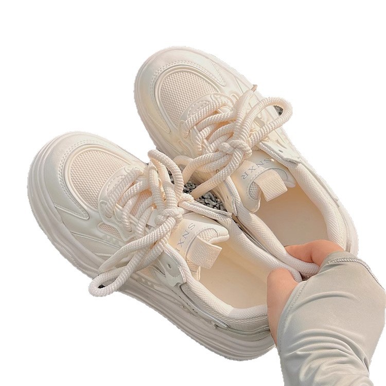 Zapatos blancos de altura de suela gruesa para mujeres, verano 2025, nuevos zapatos de entrenamiento de Nichizhong, zapatos deportivos casuales para mujeres.