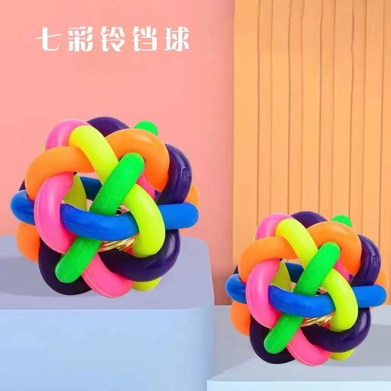 ペットの子犬の七色の鈴のおもちゃのボールの音は歯ぎしりに耐えます。|undefined