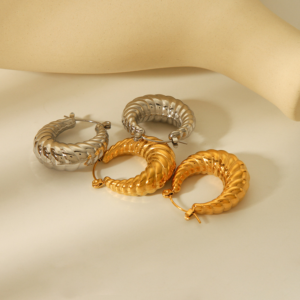 INS Europa y los Estados Unidos con aretes huecos de acero de titanio de oro de 18 quilates de acero inoxidable diseño de cuerpo de camarón croissant inswind
