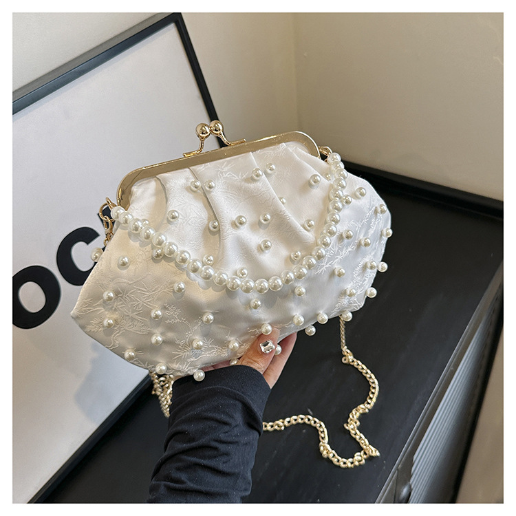 Women's Medium Special Solid Color Elegant Classic Style Pearls Clasp Frame Dome Bag display picture 5