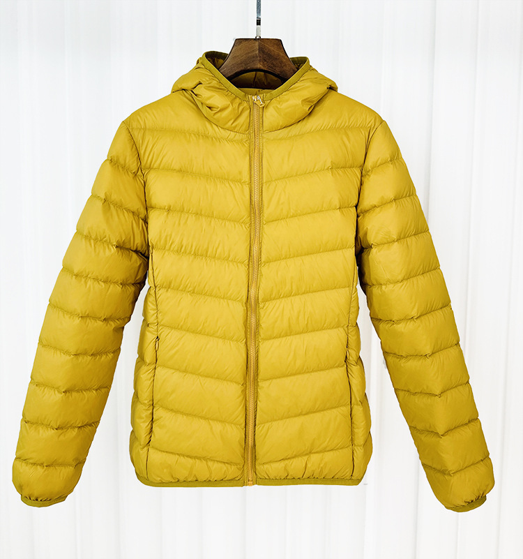 Chaqueta de plumón ligera para mujeres otoño y invierno 2025 nueva chaqueta de plumón de costillas con capuchón corto conveniente para almacenar chaqueta pequeña