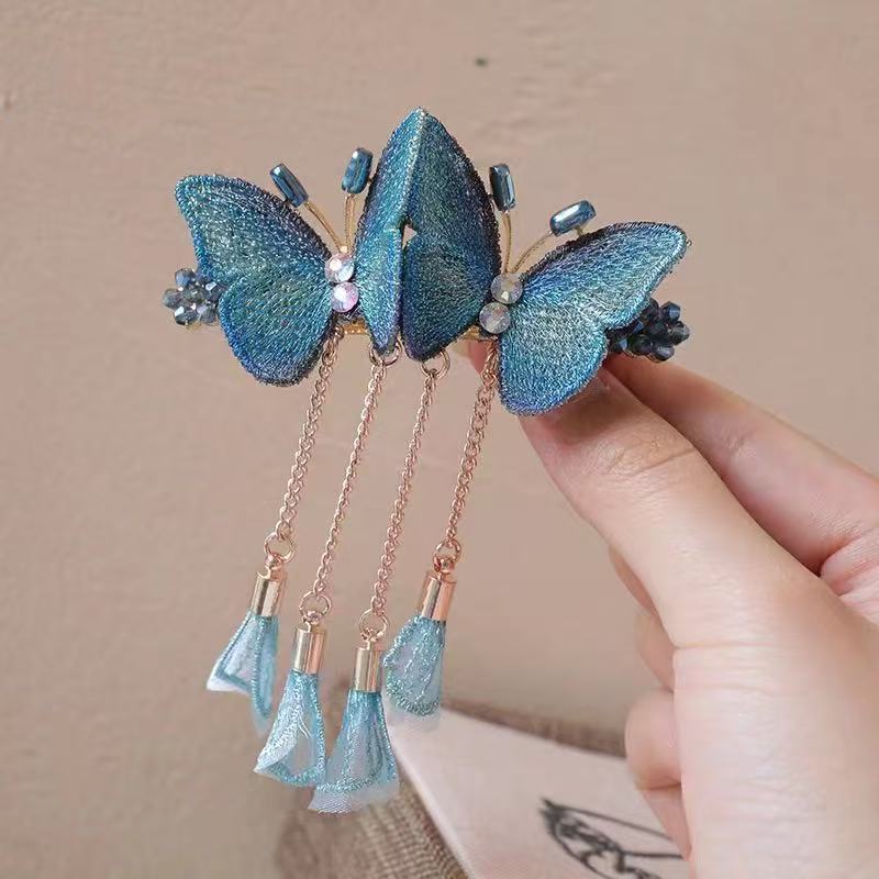 Retro fashionable hairgrip with tassels