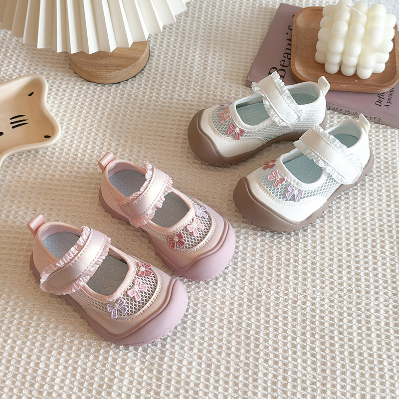 Zapatos deportivos de moda para niños 2026 verano nuevos zapatos casuales transpirables de malla para niñas zapatos de bebé suaves