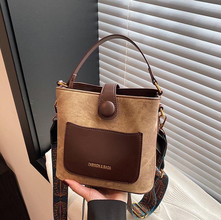 Bolsa de cubo portátil popular de comercio exterior para mujeres 2025 nuevo color de contraste universal bolso de hombro retro moda mochila