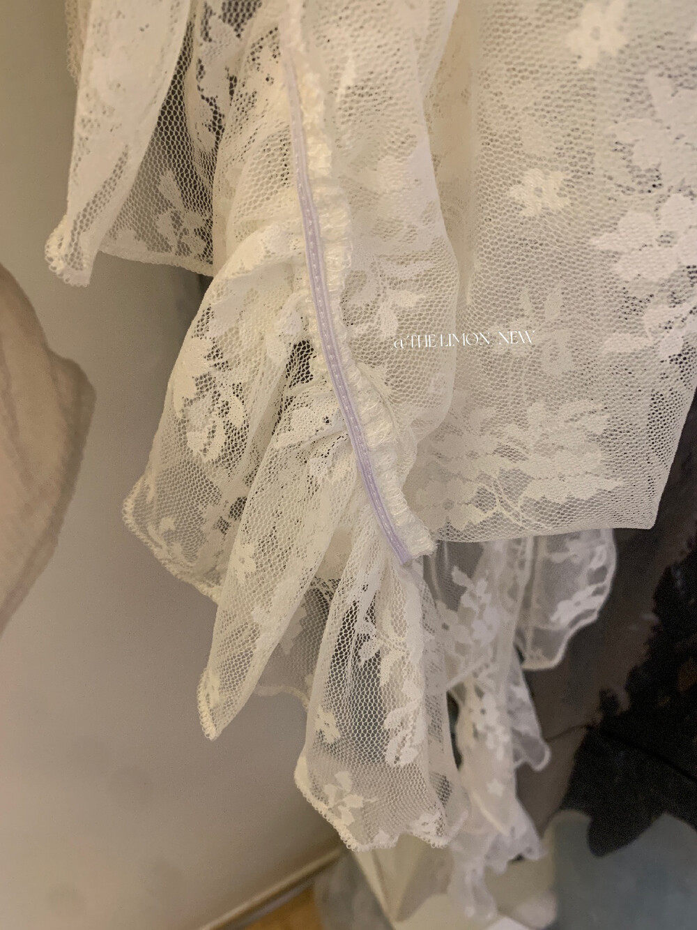 Bộ áo khoác chống nắng lệch vai kết hợp áo hai dây ren cổ yếm nữ tính mùa hè — màu mơ chi tiết 32