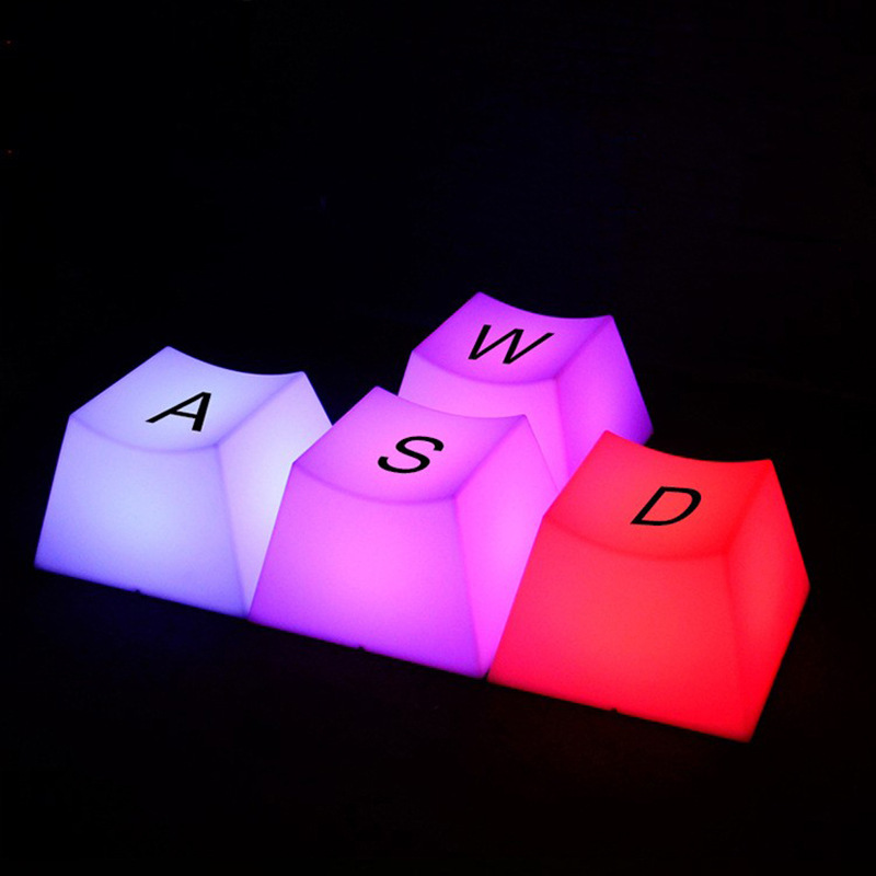 Muebles luminosos LED controlados remotamente taburetes de teclado de plástico curvo sintonizable sugerencia de atmósfera muebles cambiadores de zapatos taburetes bajos