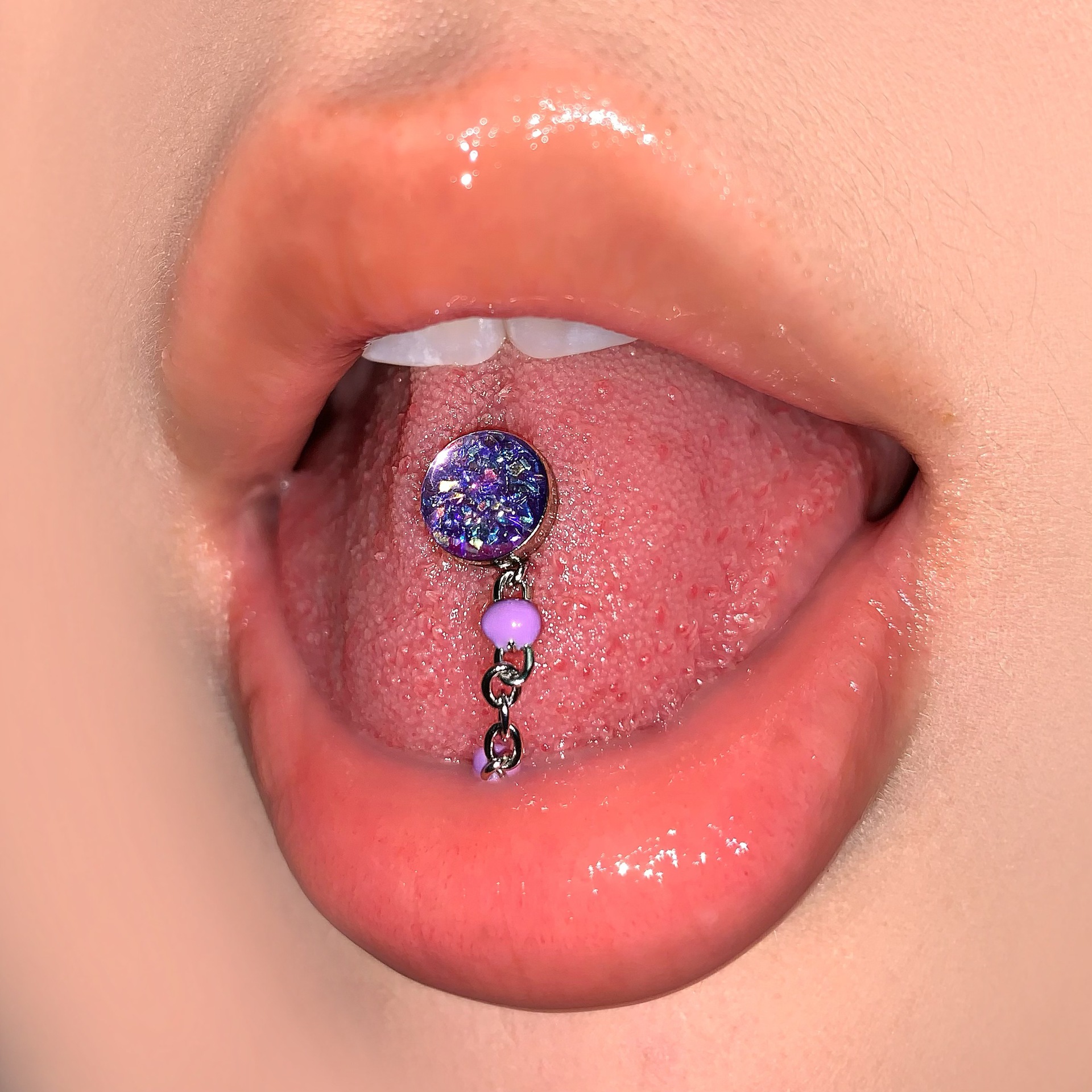 16G labret stud size and finish detail
