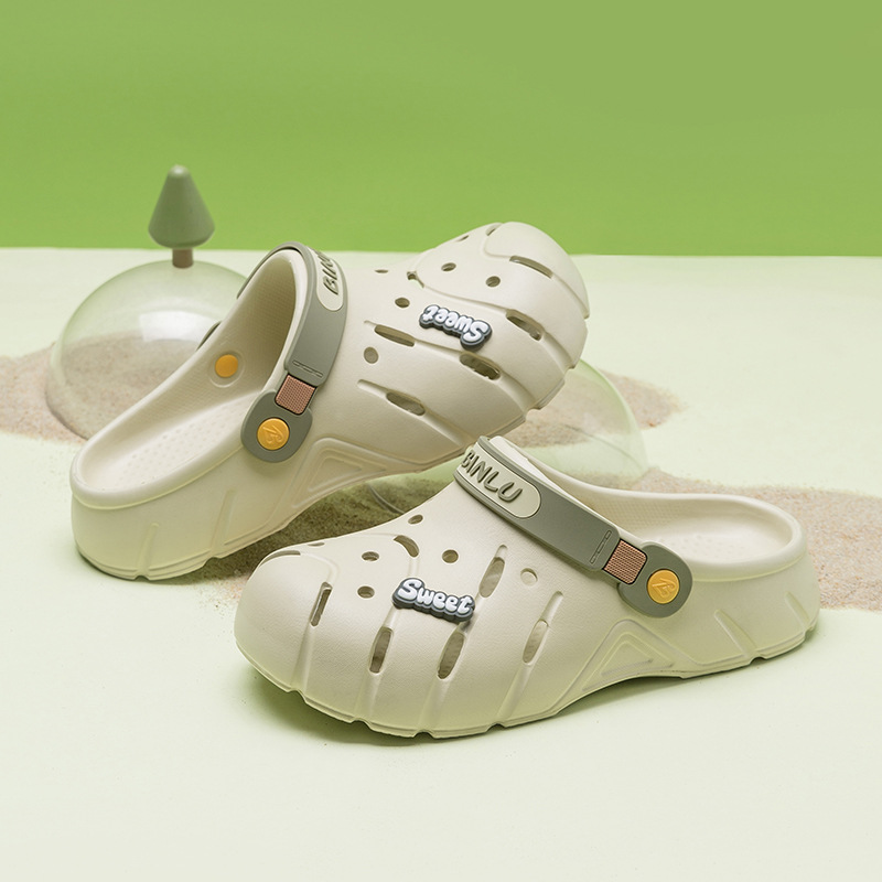 Zapatos con agujeros para mujer, uso externo 2025 nuevo estilo semi-Baotou zapatillas súper suaves al por mayor, zapatillas antideslizantes y desodorantes de fondo suave con sentido de la mierda