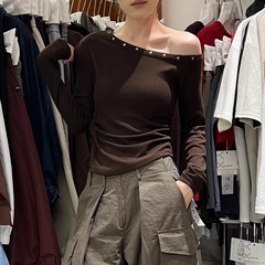 早秋设计感辣妹柳钉斜领露肩长袖T恤女褶皱收腰修身短款打底衫