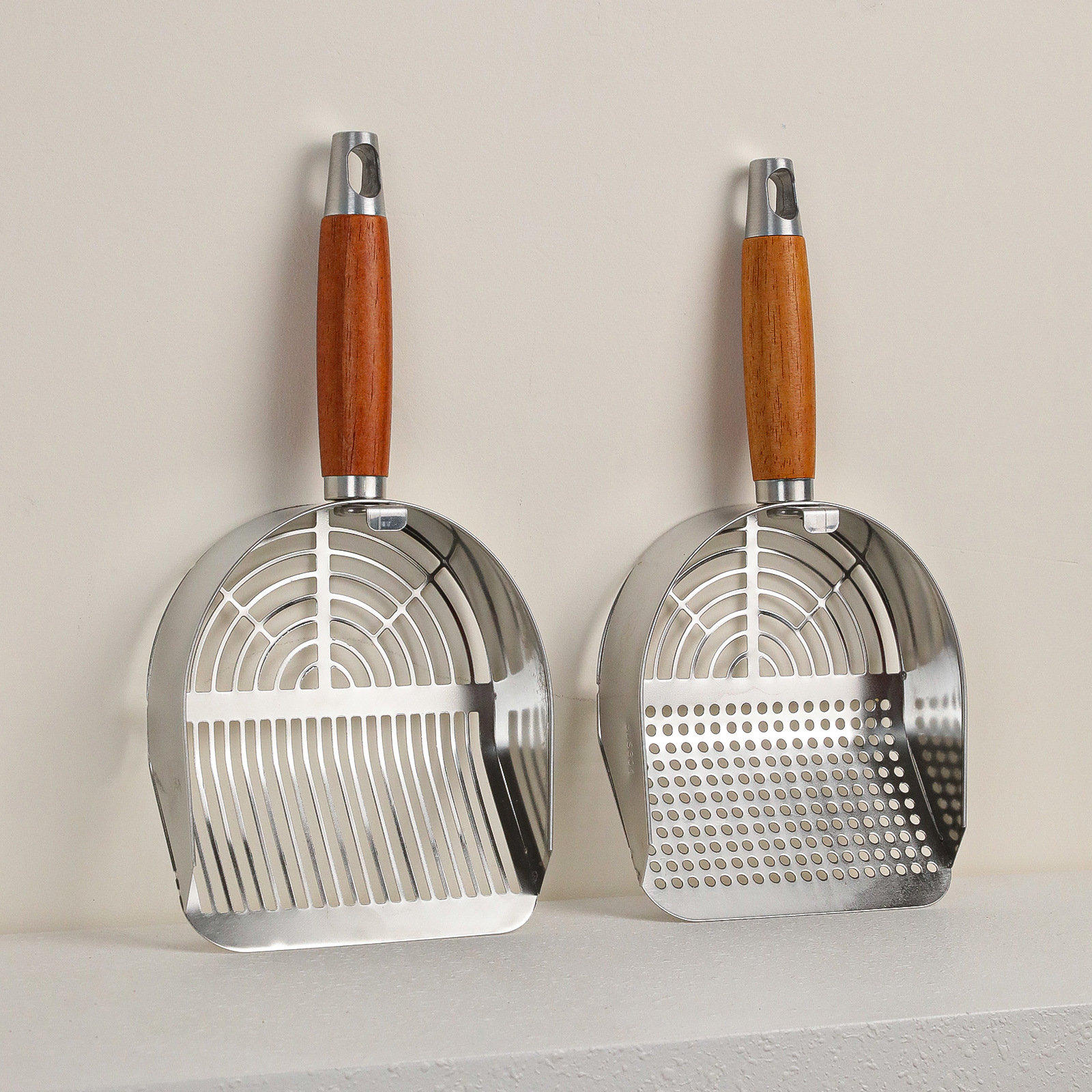 Spot al por mayor roble rojo 304 acero inoxidable agujero redondo pala de arena para gatos arena de bentonita arena de tofu pala de estiércol de gato universal