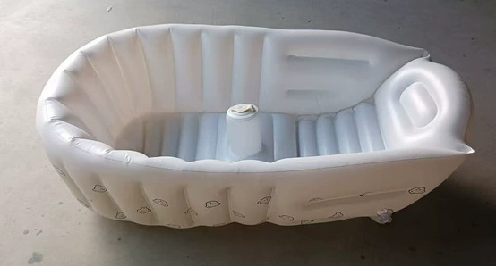White bear head bathtub