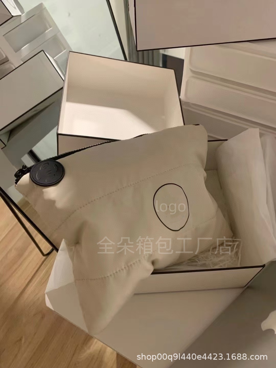 新しいファッショントレンドのダウン綿化粧バッグ2024工場卸売りバッグ大容量携帯化粧代発