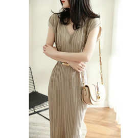 法式洋气设计感v领压褶皱连衣裙2025夏新款气质高腰显瘦杏色裙子