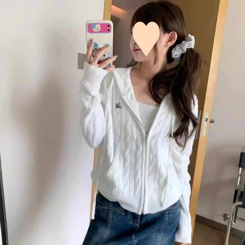 韓国系の柔らかいモチモチの白い麻花のセーターのコートの女性の春秋の小さい背はやせています。|undefined