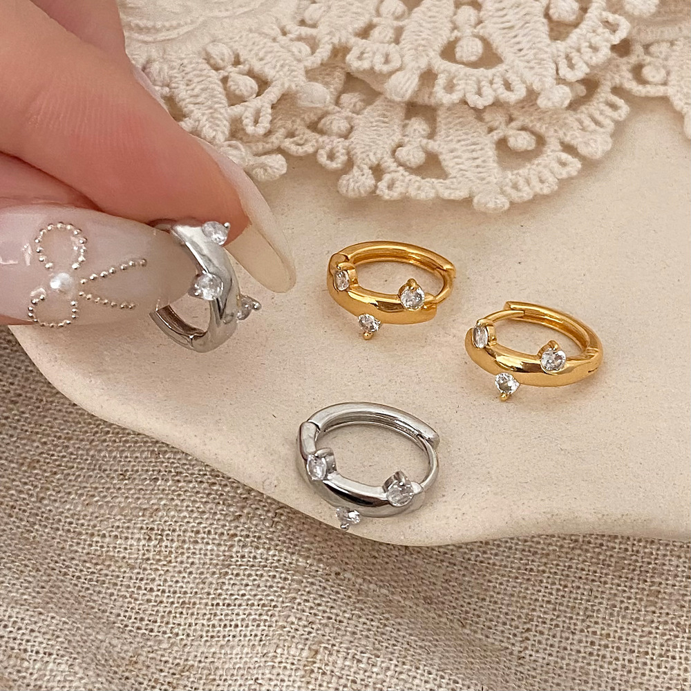Small design universal sophisticated elegant earrings with zircon