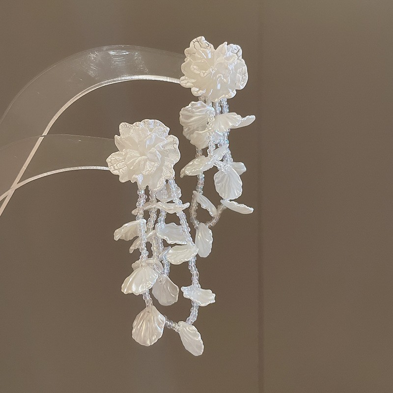 Pendientes de aguja plateados con pétalos de perlas con incrustaciones de diamantes y borlas, pendientes de tuerca de lujo ligeros y de alta gama con un diseño elegante y versátil.