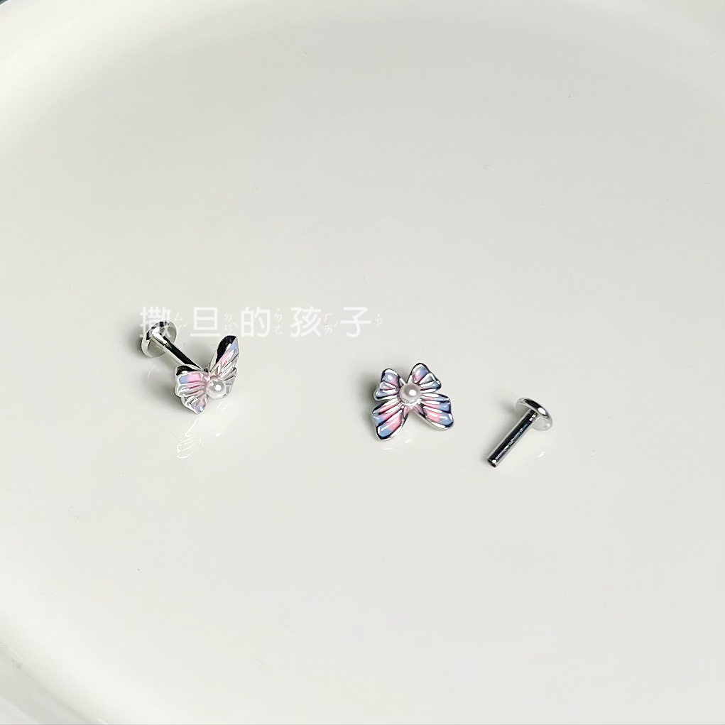 16G labret stud size and finish detail