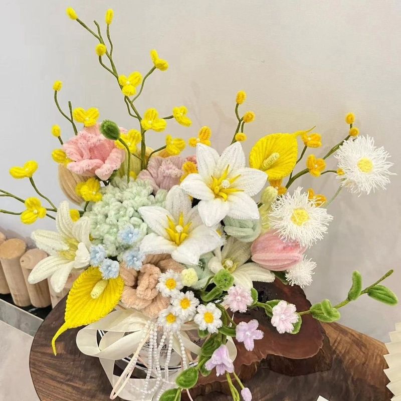 ツイストな花束の手作りの材料を包んで、バラを抱いて桶の花を抱いて彼女の親友にプレゼントします。|undefined