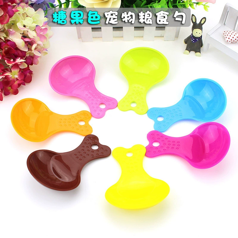 Собака кошка лопатой еды Ложка еды любимчика многоцветная Лопата еды лопатой еды собаки зоотовары Завод прямых продаж