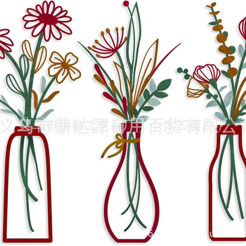 国境を越えた庭園の花、バラ、四つ葉の草、金属製の鉄工品の壁飾り、吊り下げ飾り、庭の地面に飾る置物|undefined