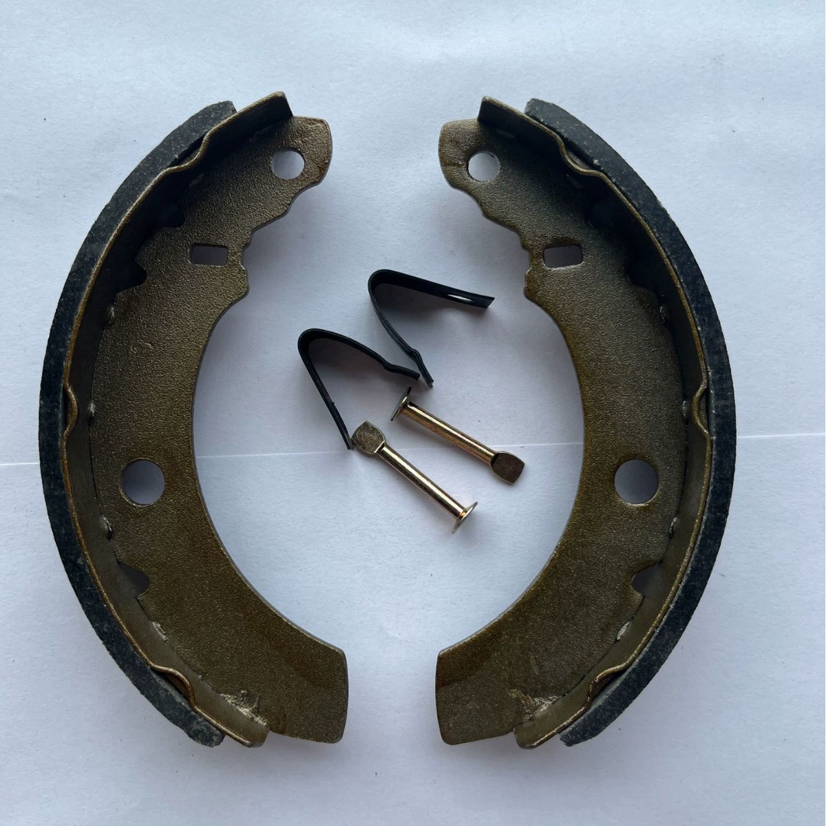 Тормозные колодки для электротрициклов Bajaj, производство в Индии, прямые продажи с завода, экспорт для внешней торговли, профессиональное производство тормозных колодок.