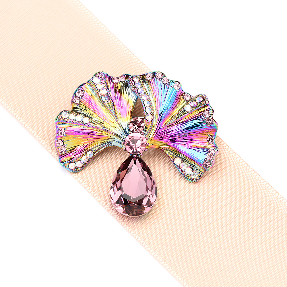 men’s Brooch For Stylish Layering. Vintage-inspired Yet Minimalist Design That Adds Quiet Confidence And Effortless Elegance To Any Outfit. New Niche_voghion.com