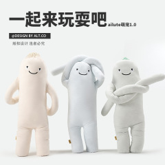 かわいい抱き枕子供専用の女の子が寝ています。