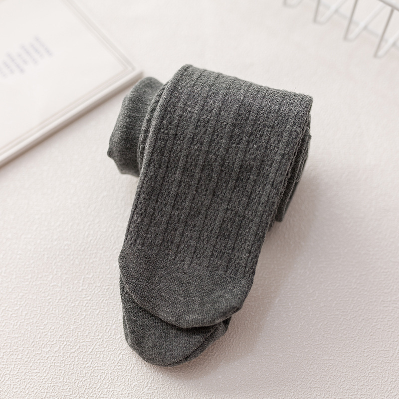 秋冬のベルベット麻花磨毛は子供のパンストの現物卸売りの新しい女の子が保温して足のズボンを踏む