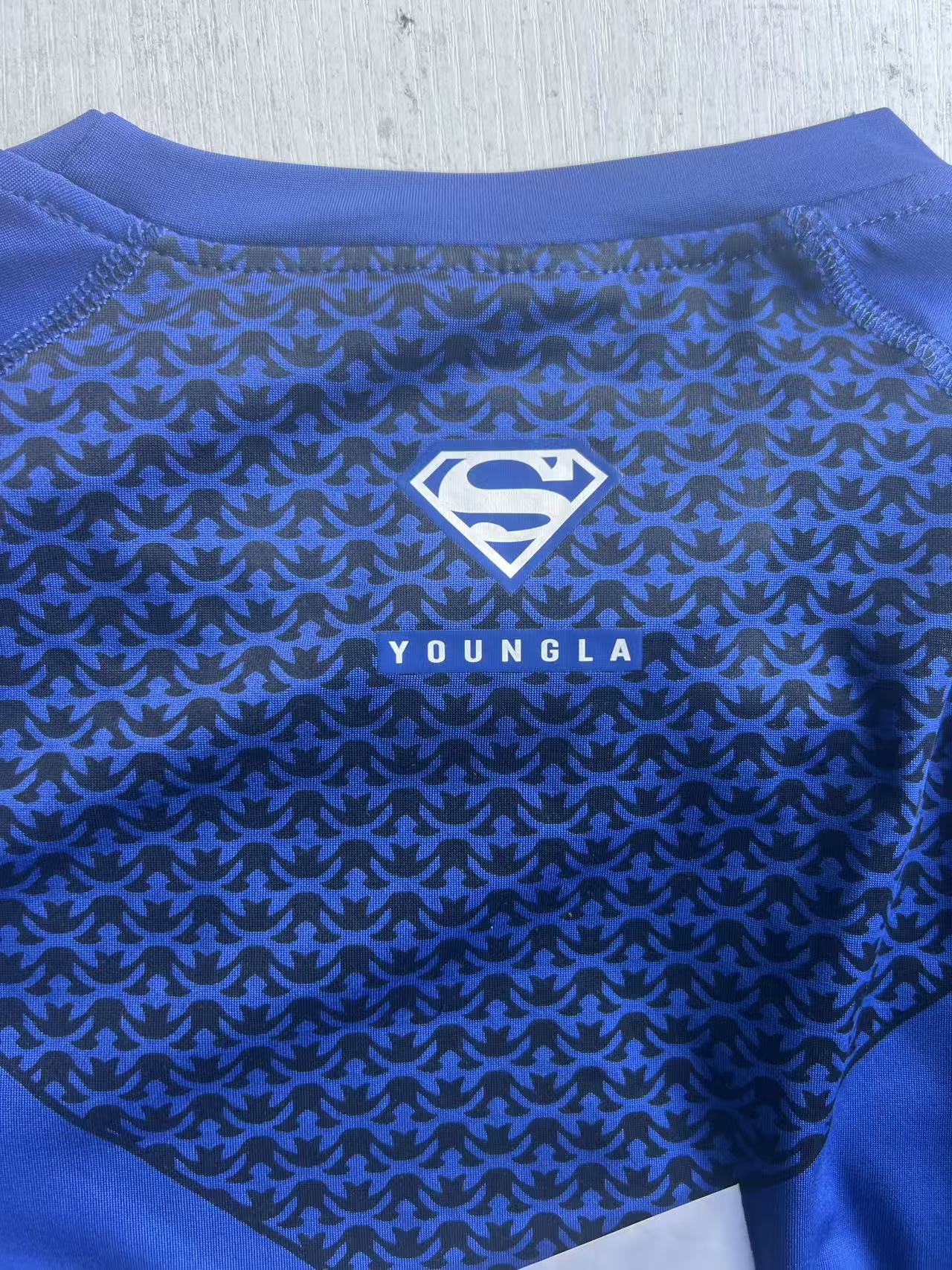 YOUNGLAとスーパーマンの共同ブランド、夏の新作ユースミルクシルクTシャツ、スポーツ通気性タイツトップス