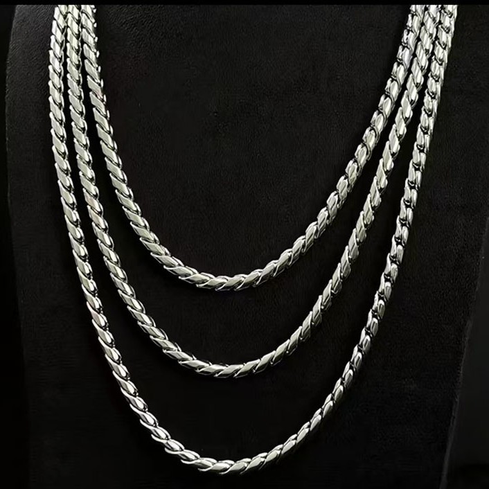 Cuban Link Chain Necklace For Men In Stainless Steel And Titanium_voghion.com