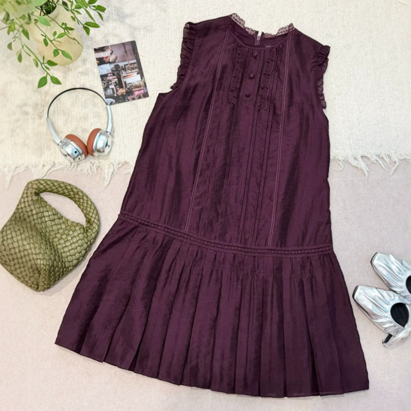 In stock/for homebodies, this dress features a subtle shimmer texture, elaborate pleated layers, vintage slimming design, and a sleeveless pleated dress style! In stock/for homebodies, this dress features a subtle shimmer texture, elaborate pleated layers, vintage slimming design, and a sleeveless pleated dress style!
