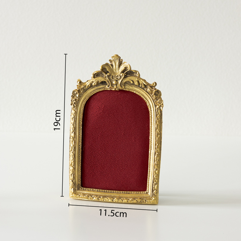 金色のレトロなフォトフレームのジュエリー展示棚は壁に掛けられます。|undefined