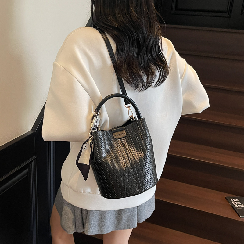 Bolso de mano transfronterizo retro simple bolso de cubo de agua mujer otoño / invierno 2025 nuevo estilo versátil bolso de hombro bolso de transporte